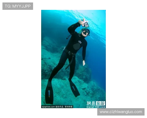 无蹼自由潜：水下翱翔，专业镜头全程捕捉