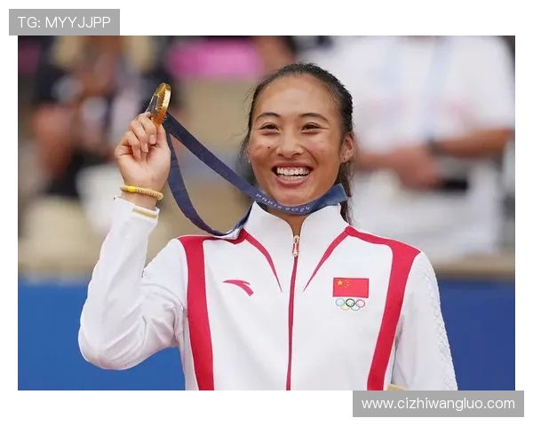 郑钦文赠阿尔卡拉斯 Labubu：温网训练场暖心互动，潮玩跨界点燃网坛友谊